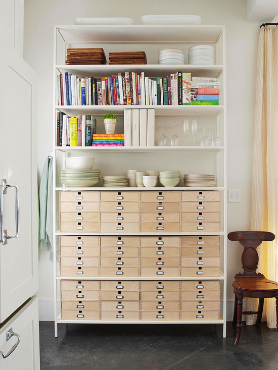 Hoe kan je een kleine kamer slim inrichten en groter laten lijken? Bookcases woonkamer boekenkast